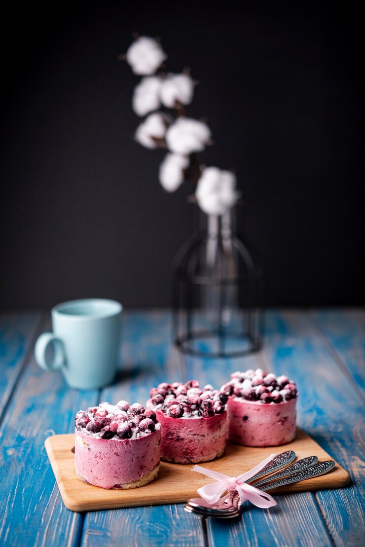 tortas-frutas-dia-san-valentin-flores-cubiertos_23-2148389622